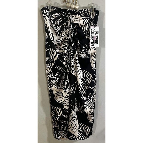 New Future Collective Black Creme Dress XS Ruched Front Side Zipper $36 - Picture 1 of 3